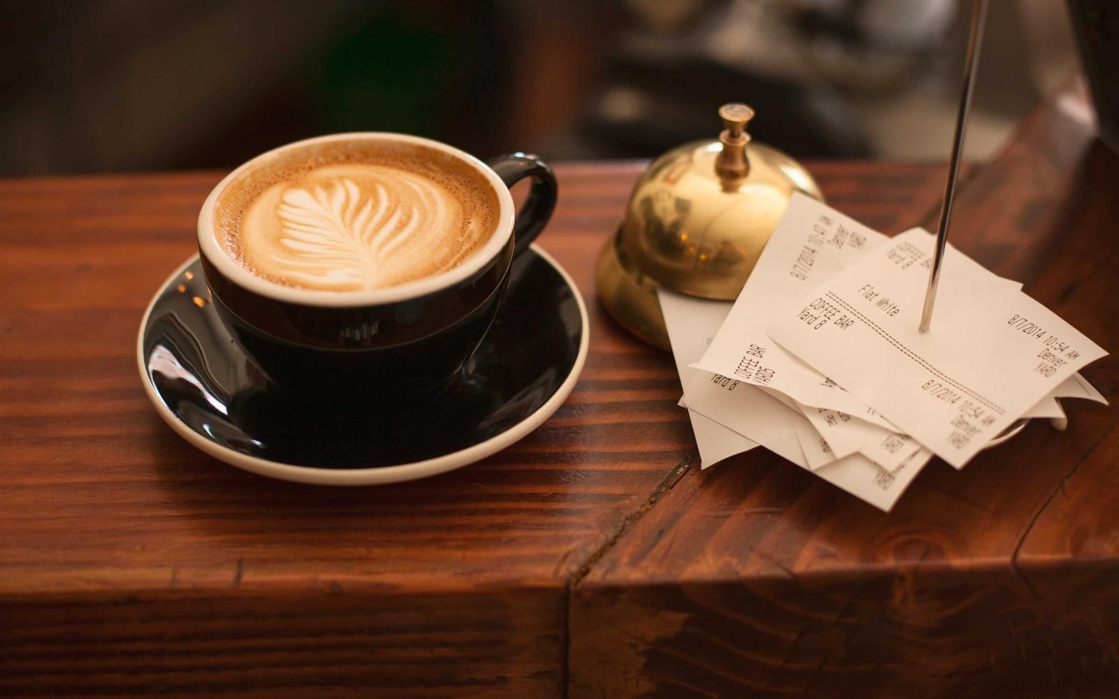 Kaffeetasse auf einem Holztisch